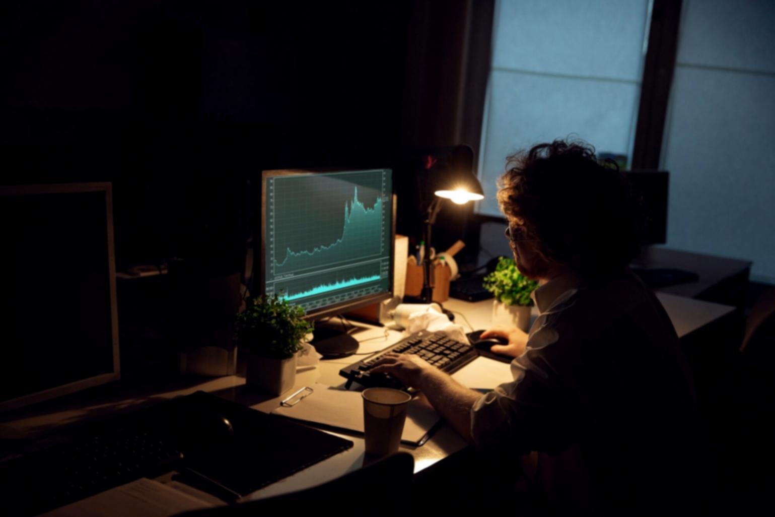 Detaillierte 3D-Szene in einem Game-Engine-Editor mit Beleuchtung und Texturen